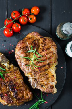 Siyah masaya ızgara domuz eti biftek