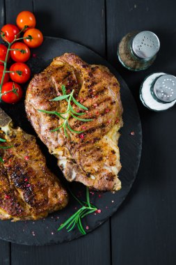Siyah masaya ızgara domuz eti biftek