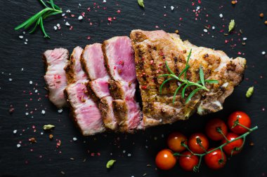Siyah masaya ızgara domuz eti biftek