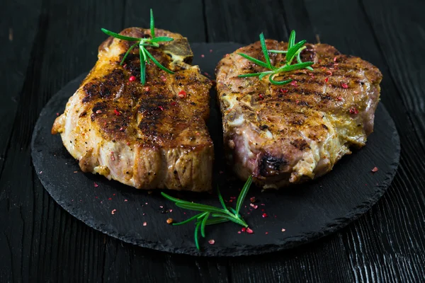 Siyah masaya ızgara domuz eti biftek