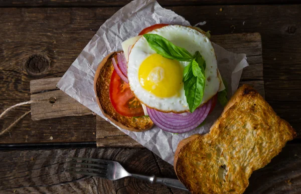 Sanduíche com legumes e ovo frito — Fotografia de Stock