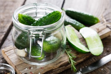 Canning salatalık bir kavanoz içinde