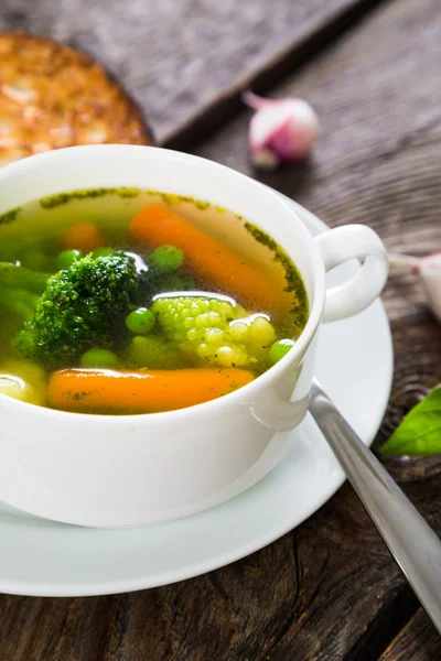 Sopa ligera de verduras frescas — Foto de Stock