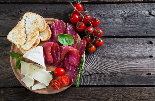 Formaggio, manzo affumicato e pomodorini ciliegini, un set di antipasti — Foto Stock