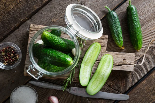 Canning salatalık bir kavanoz içinde