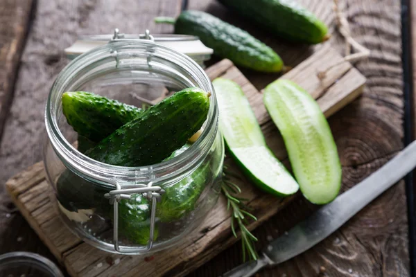 Canning salatalık bir kavanoz içinde