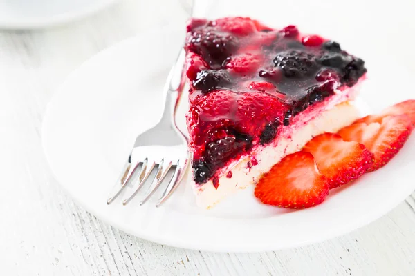 Torta com várias bagas — Fotografia de Stock