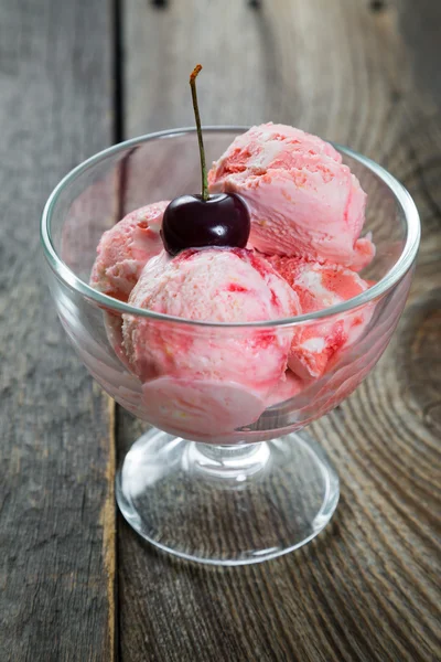 Eis mit Kirschen — Stockfoto