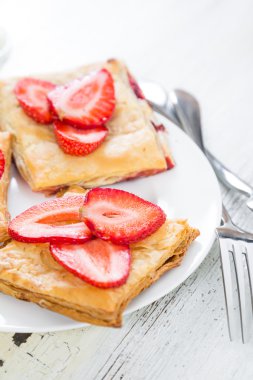Puf böreği taze çilek ile pasta