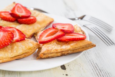 Puf böreği taze çilek ile pasta