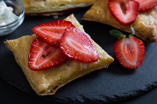 Torta di pasta sfoglia con fragole fresche — Foto Stock