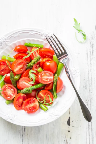 Fresh salad with cherry tomatoes and asparagus — Stock Photo, Image