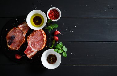 Ham T-bone biftek, baharatlar ve otlar pişirme için