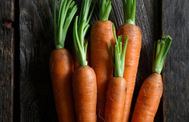 Taze bebek havuç masada