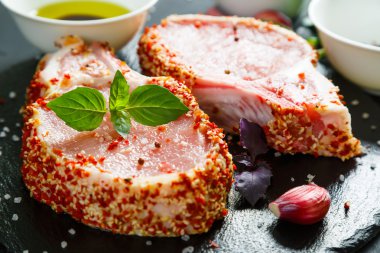 Ham T-bone biftek, baharatlar ve otlar pişirme için