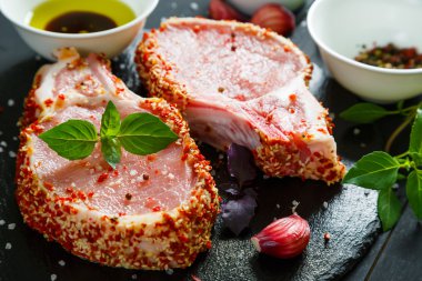 Ham T-bone biftek, baharatlar ve otlar pişirme için