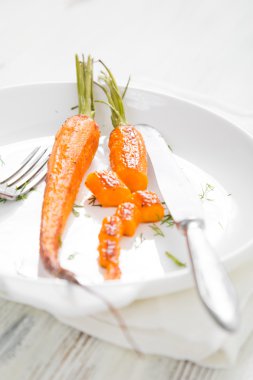 Tablo üzerinde pişmiş havuç