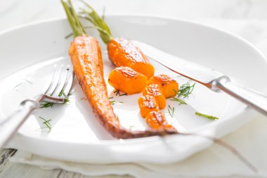 Tablo üzerinde pişmiş havuç