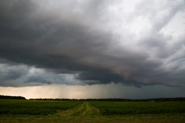 Frente de tempestade sobre o campo — Fotografia de Stock