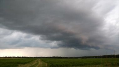 Fırtına açık. Alan üzerinde fırtına