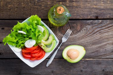 Taze salata sebze ve mozzarella ile