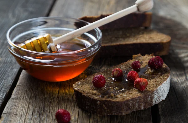 Fullkornsbröd med honung och jordgubbar — Stockfoto