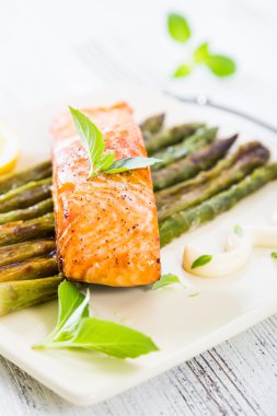 İle kuşkonmaz pişmiş somon fileto