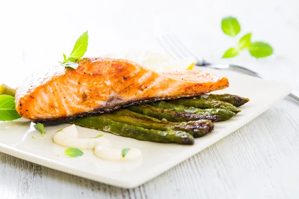 Salmon fillet baked with asparagus