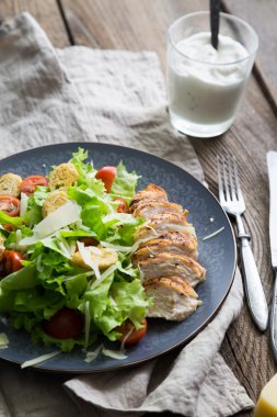 Tavuklu Sezar salatası