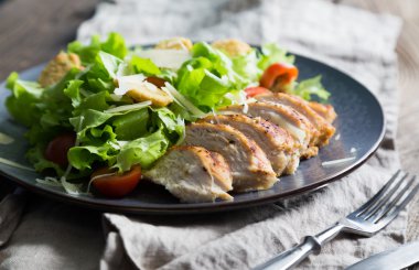 Tavuklu Sezar salatası