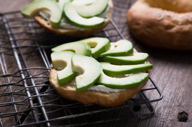 Krem peynir ve avokado ile simit