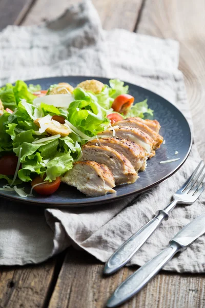 Tavuklu Sezar salatası — Stok fotoğraf