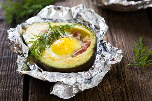 Gebackene Avocado mit Eiern und Speck — Stockfoto