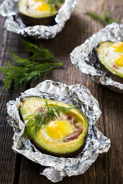 Запечённый авокадо с яйцами и беконом — стоковое фото