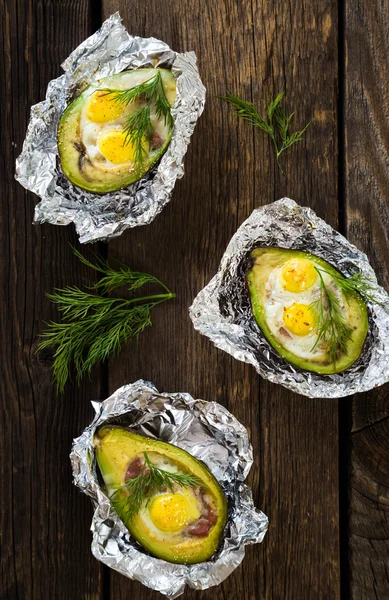 Yumurta ve pastırma ile pişmiş avokado — Stok fotoğraf