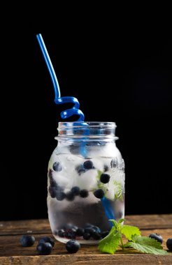 Yaban mersini ile serinletici su