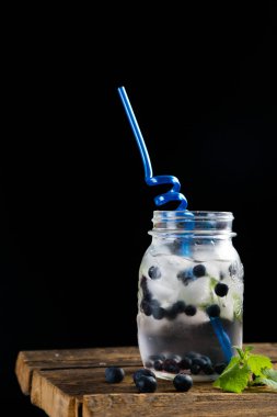 Yaban mersini ile serinletici su