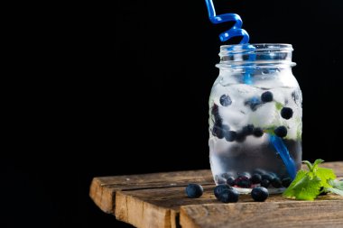 Yaban mersini ile serinletici su