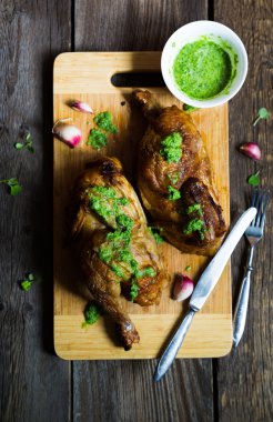 Kızarmış tavuk kıyılmış yeşillikleri ile