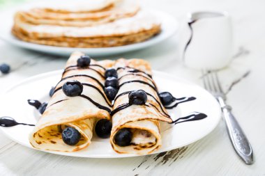 Krep taze yaban mersini ve çikolata sosu ile