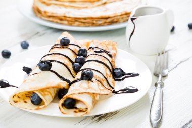 Krep taze yaban mersini ve çikolata sosu ile