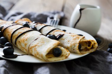 Krep taze yaban mersini ve çikolata sosu ile