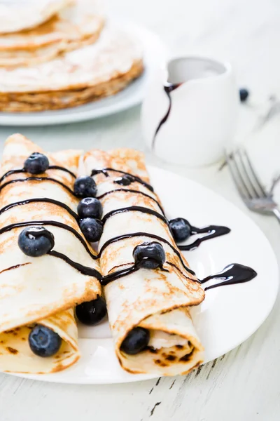 Pancakes with fresh blueberries and chocolate sauce — Stock Photo, Image