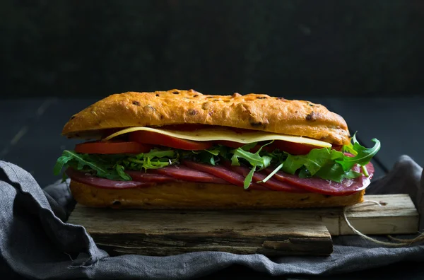 Sandwich con carne de res y queso, rúcula — Foto de Stock