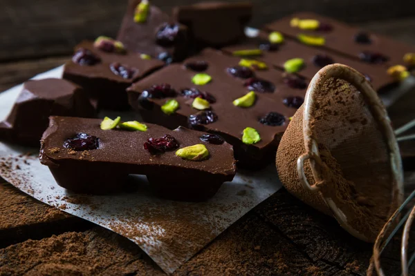 Домашний шоколад с сушеными ягодами и фисташками — стоковое фото