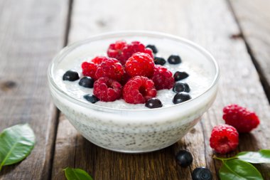 Puding chia tohum ve taze çilek ile