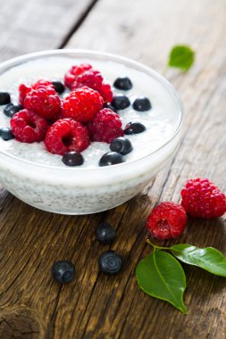 Puding chia tohum ve taze çilek ile