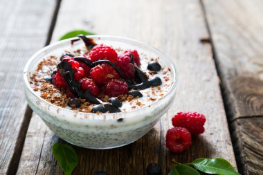 Puding chia tohum, taze çilek ve çikolata ile