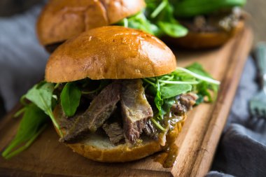 Hamburger biftek ve roka ile