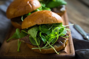 Hamburger biftek ve roka ile